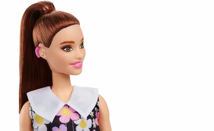 Barbie con gli apparecchi acustici
